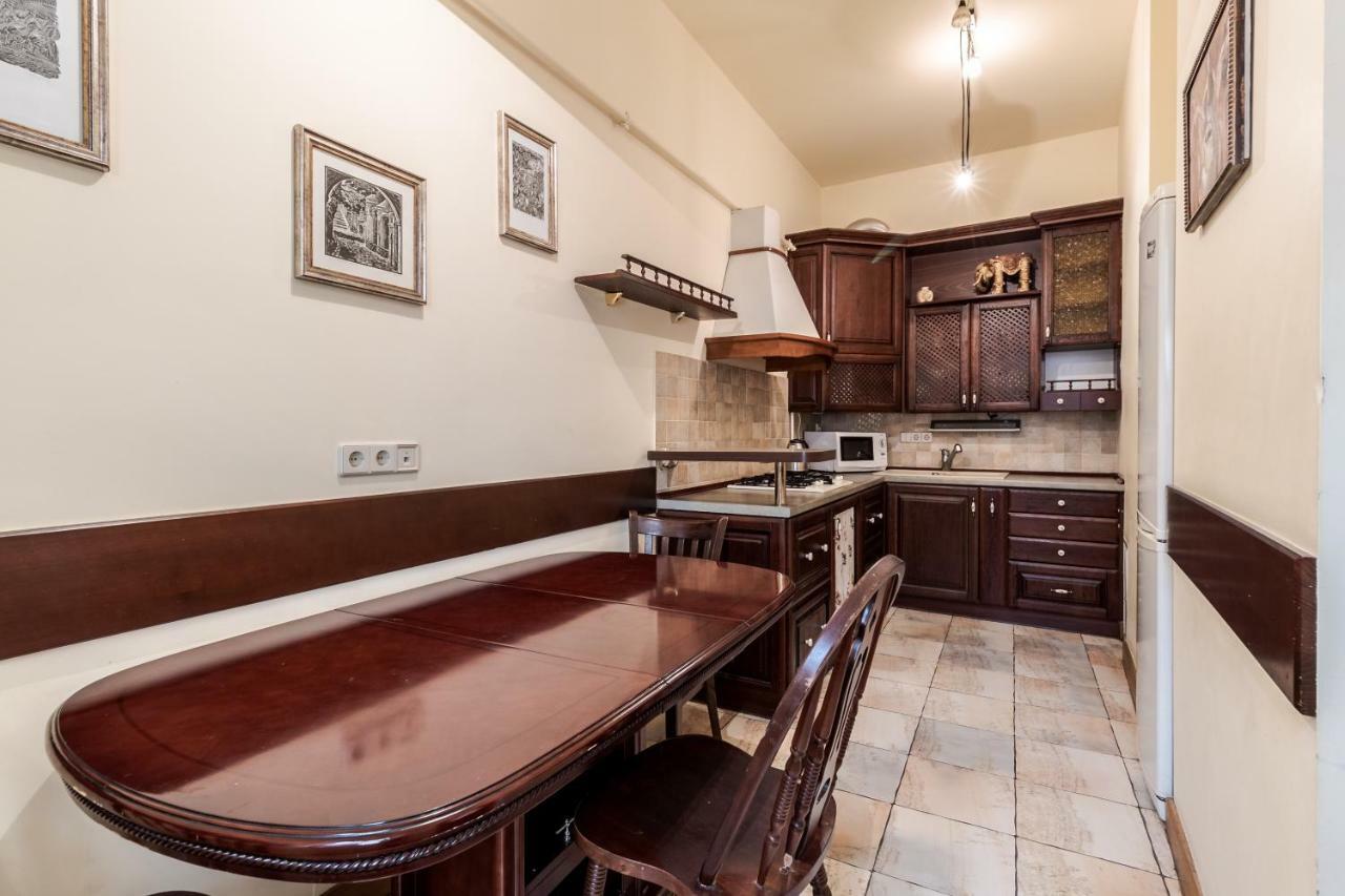 Tut Staroevreyska With Terrace Lägenhet Lviv Exteriör bild